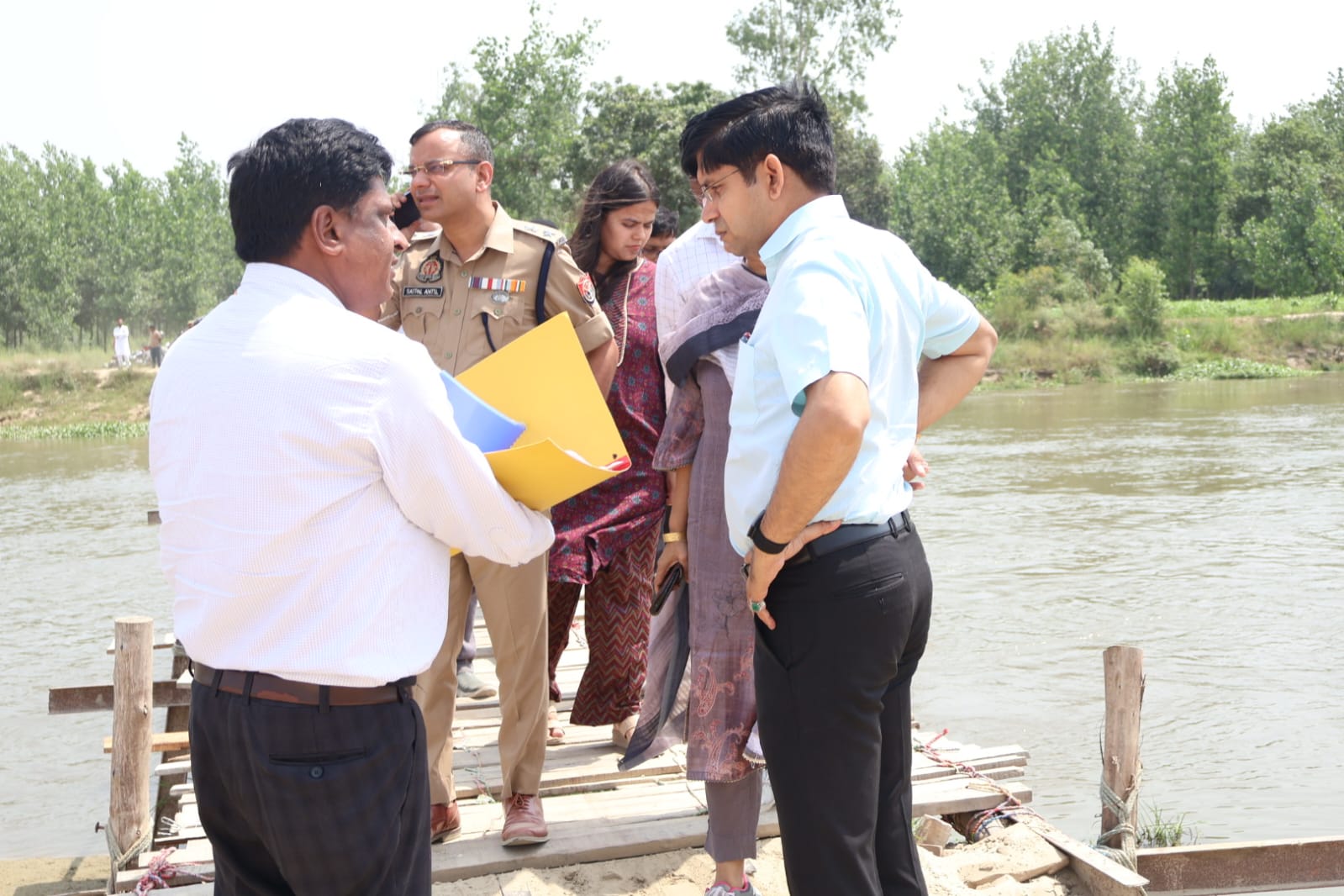 बाढ़ संभावित क्षेत्रों और गांवों का निरीक्षण करते मुरादाबाद के जिला अधिकारी डॉ राजेंद्र पैंसिया।