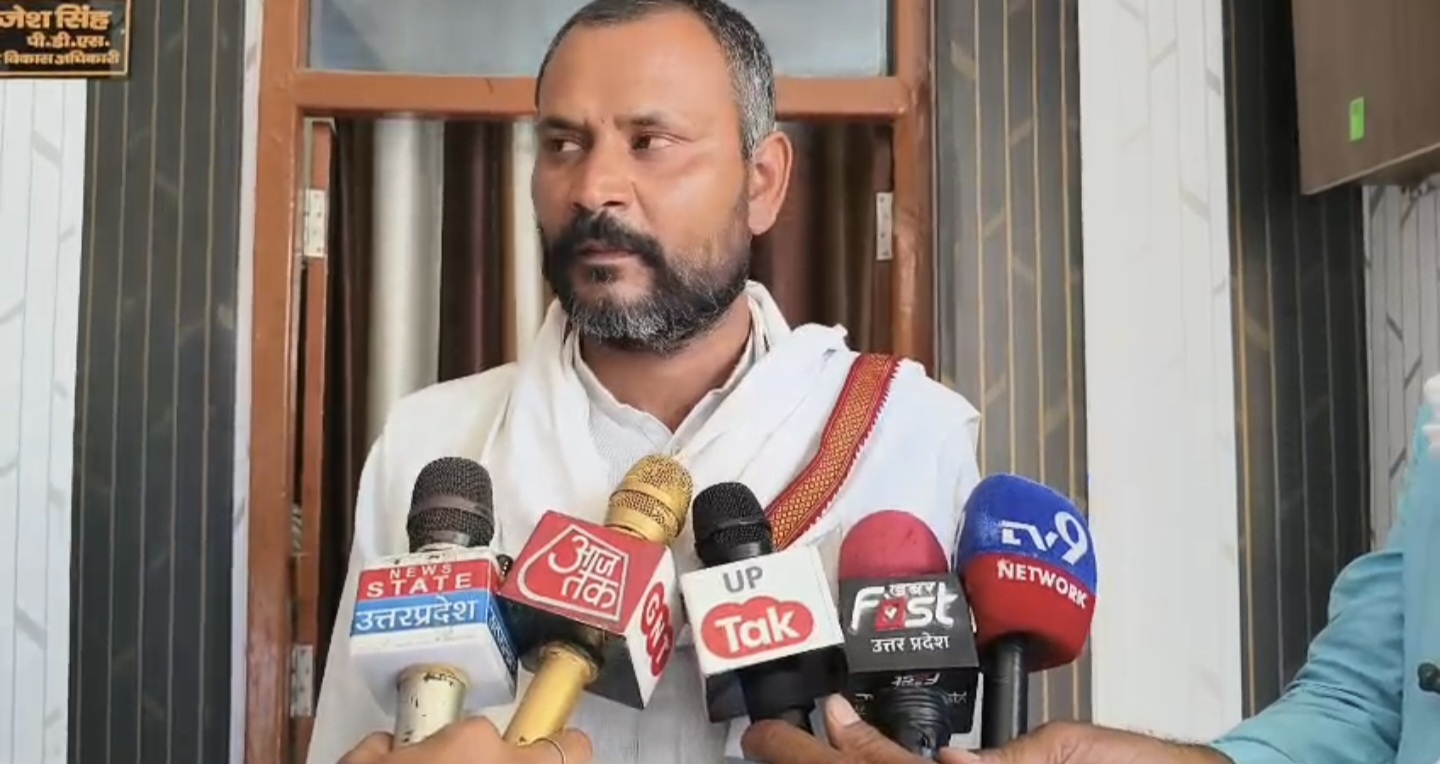 मीडिया को बयान देता हुआ विवेक