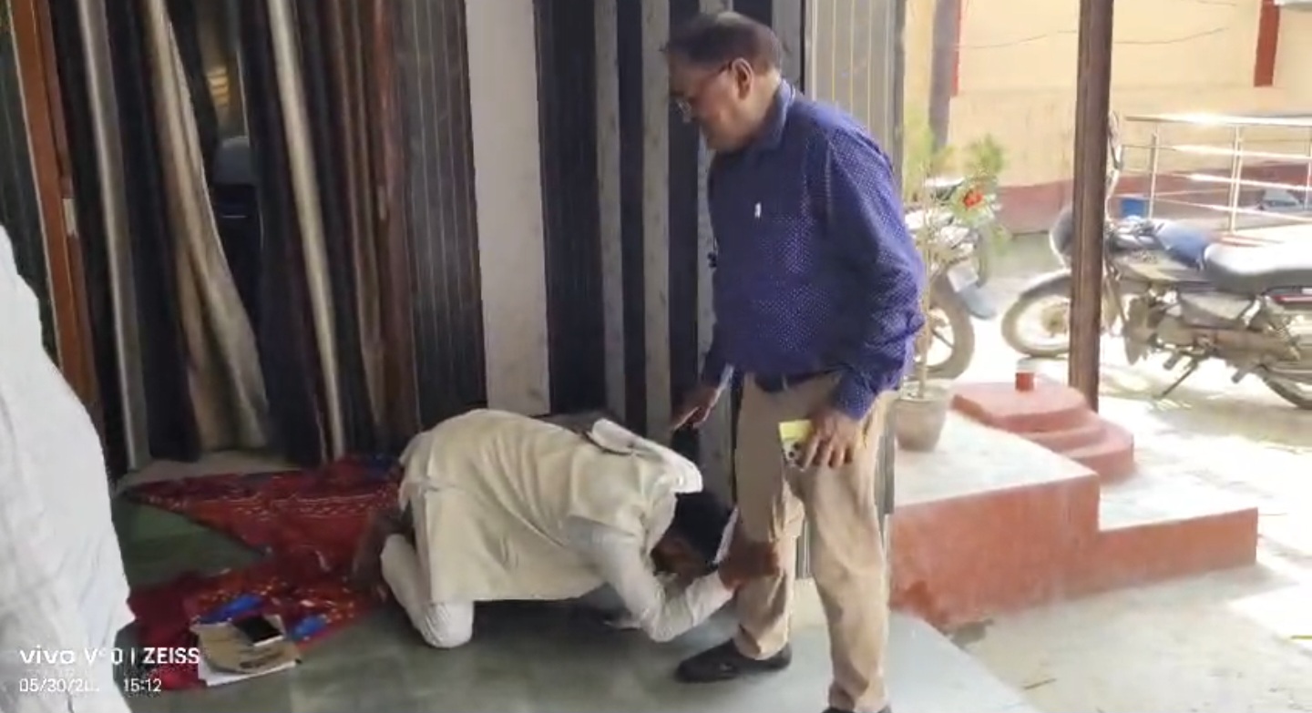 खंड विकास अधिकारी के पैरों पर गिरकर गिड़गिड़ाता हुआ विवेक मिश्रा