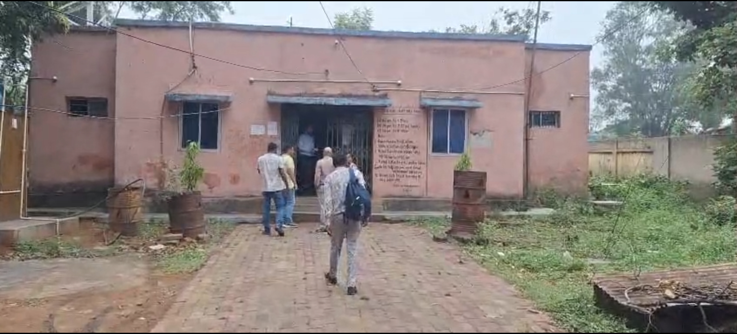 पूछताछ करती टीम