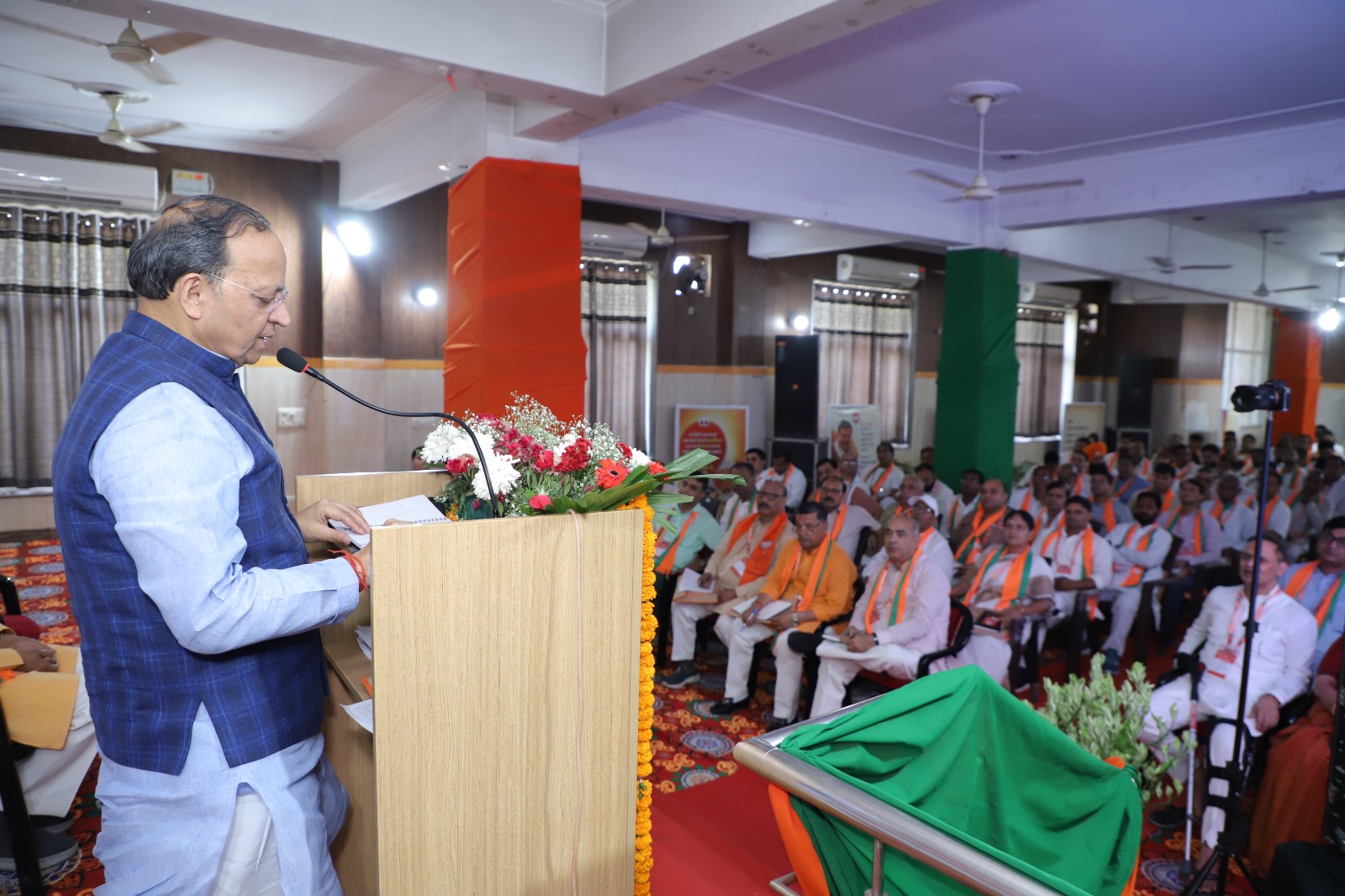 भाजपा के राष्ट्रीय महामंत्री अरुण सिंह कार्यकर्ताओं को संबोधित करते हुए भाजपा के राष्ट्रीय महामंत्री अरुण सिंह कार्यकर्ताओं को संबोधित करते हुए