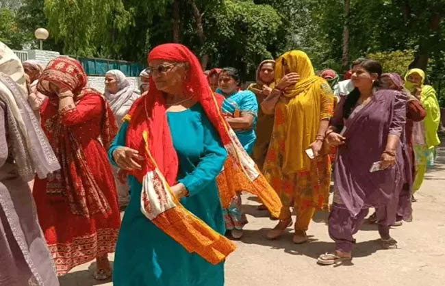 उपायुक्त से मिलने जाती हुई महिलाएं।