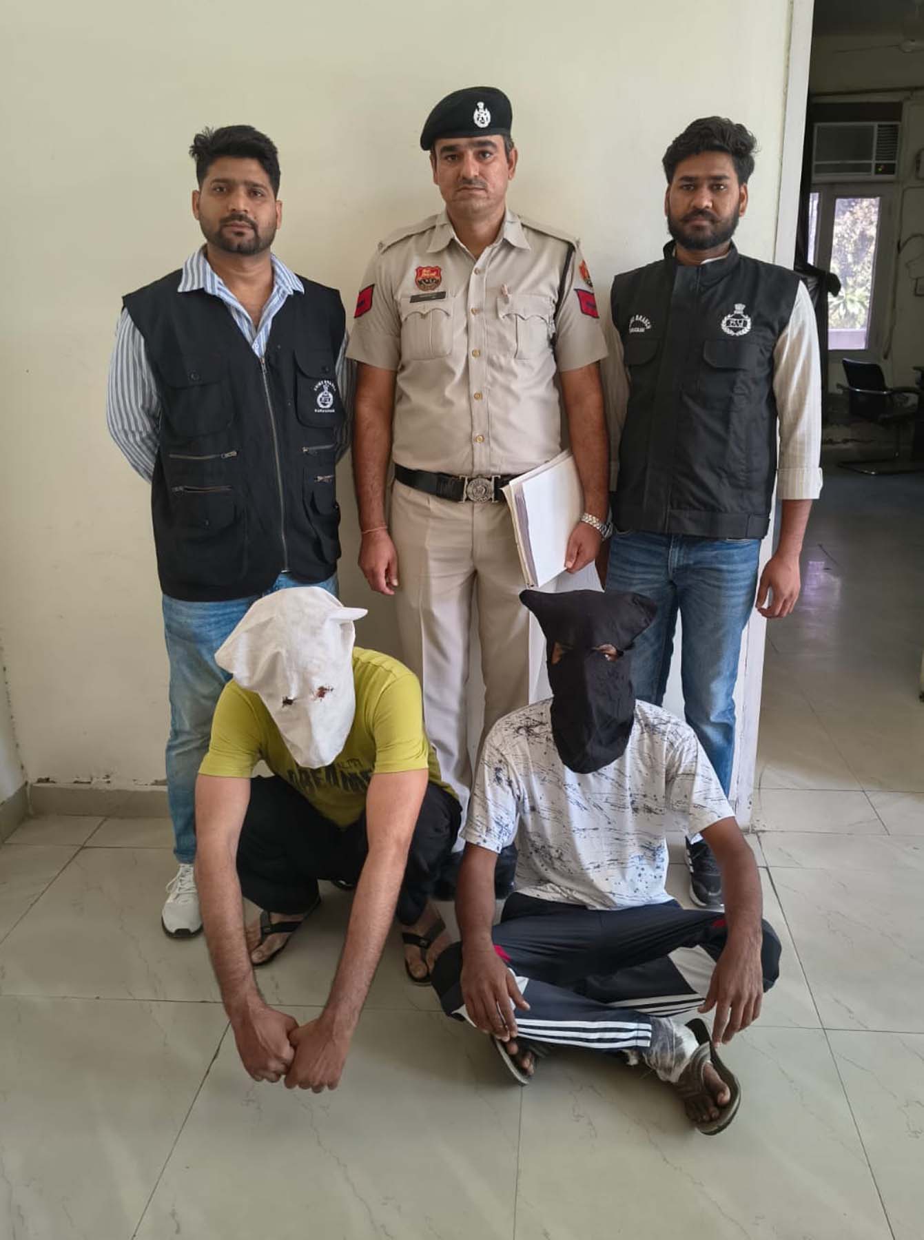 गुरुग्राम पुलिस की गिरफ्त में टायर-रिम चोरी के आरोपी।