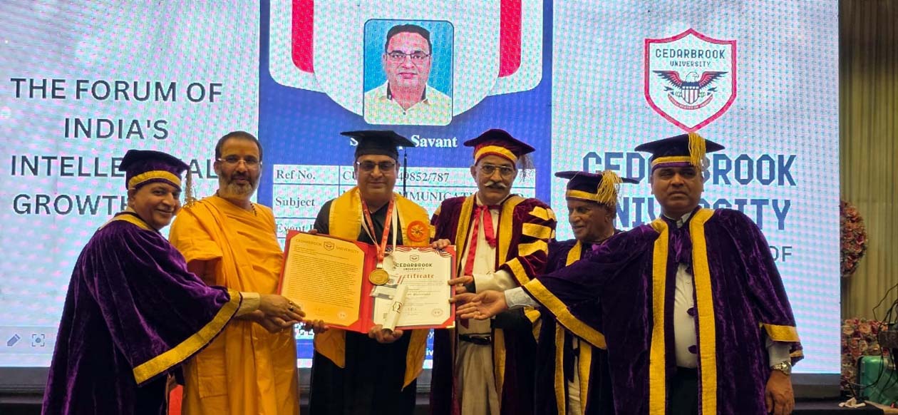 यूनिवर्सिटी से मानद डॉक्टरेट उपाधि प्राप्त करते संदीप सावंत।