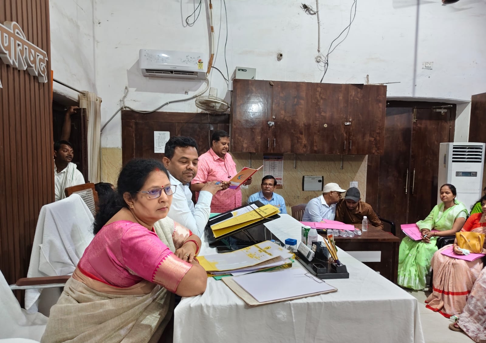 नगर पालिका परिषद की बोर्ड बैठक लेते हुए अध्यक्ष मनोरमा मौर्य नगर पालिका परिषद की बोर्ड बैठक लेते हुए अध्यक्ष मनोरमा मौर्य