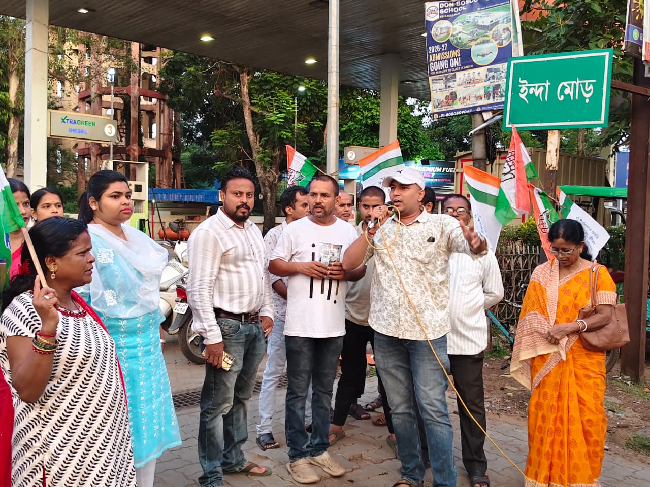 महंगाई के विरोध में चॉकलेट बांटते युवा कांग्रेस कार्यकर्ता