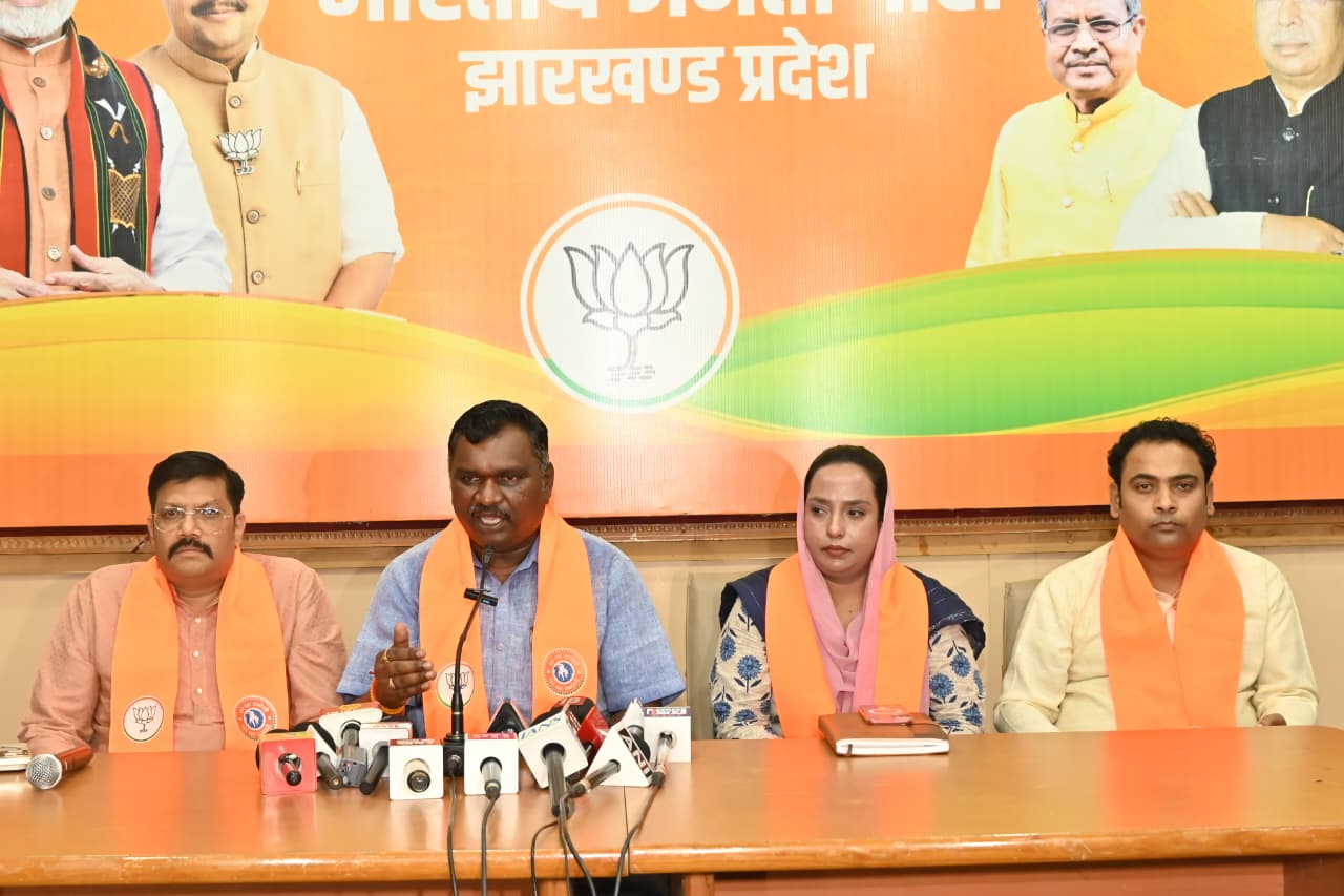 प्रेस वार्ता की तस्वीर