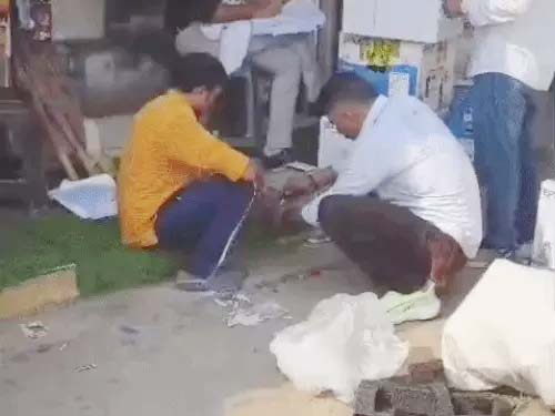मौके पर कार्रवाई करते हुए राजस्थान पुलिस के कर्मी।