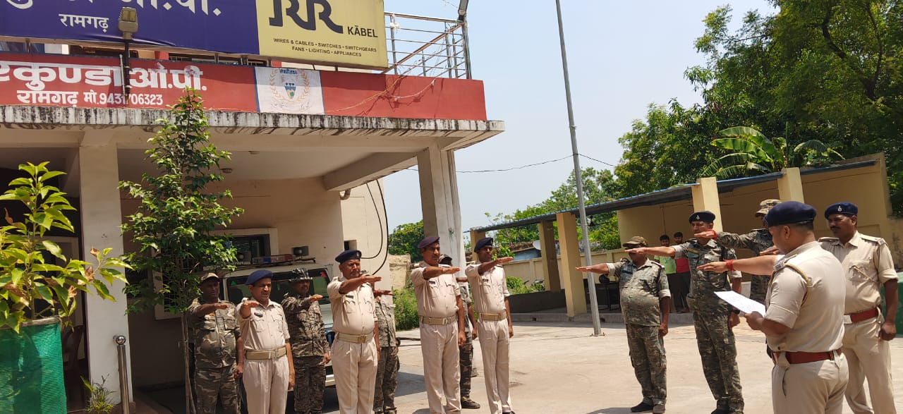 शपथ ग्रहण कार्यक्रम में शामिल अधिकारी