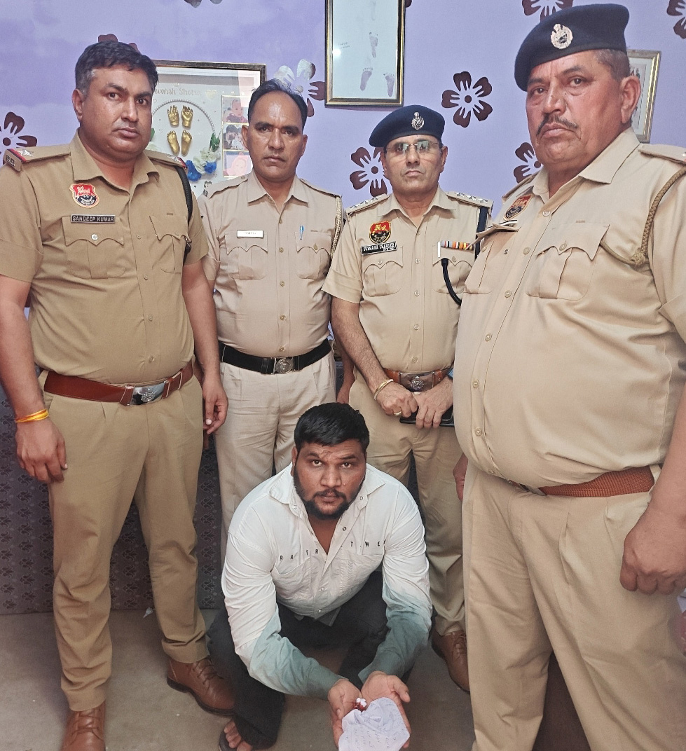 पकड़ा गया नशा तस्कर। पकड़ा गया नशा तस्कर।
