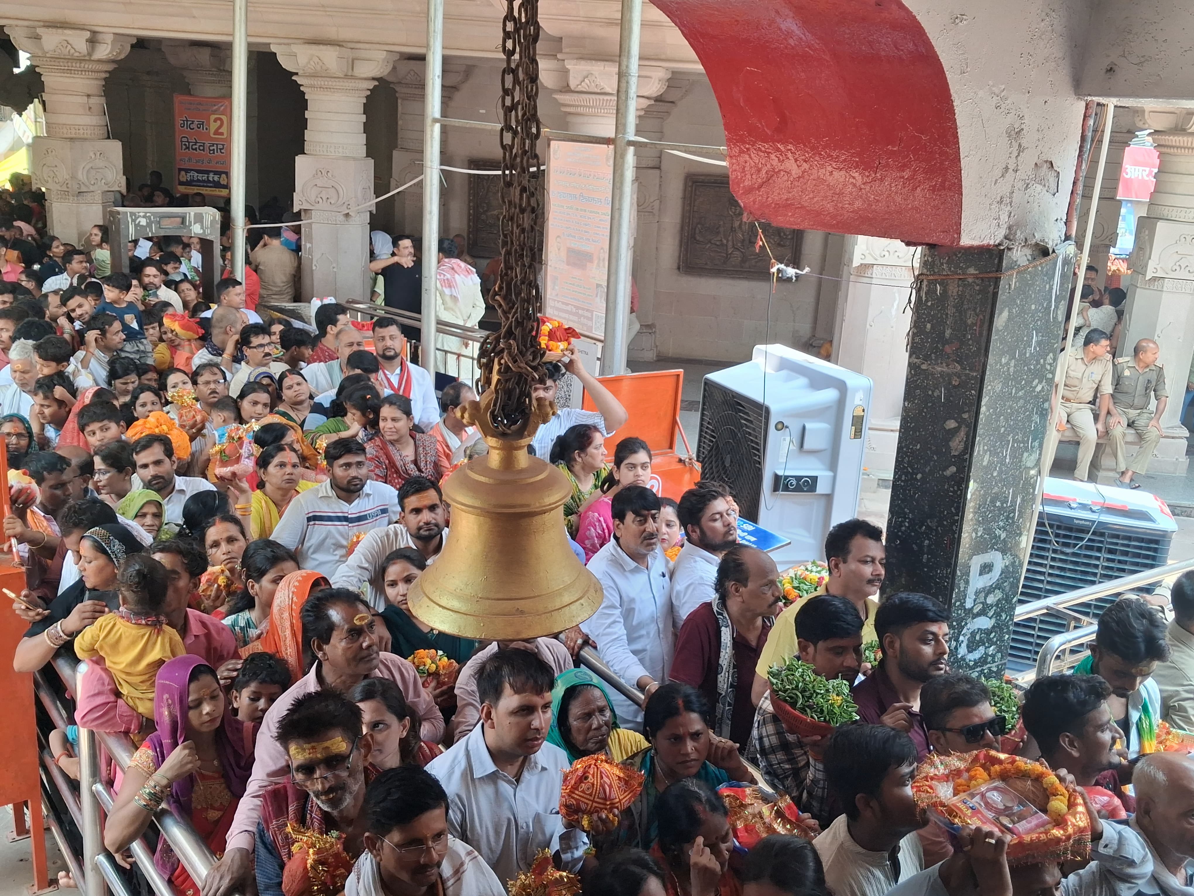 विंध्यधाम में दर्शनार्थियों की भीड़।