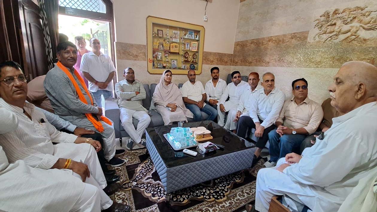 कार्यकर्ताओं के साथ कार्यक्रम सुनते जिला अध्यक्ष डॉ. आशा खेदड़।