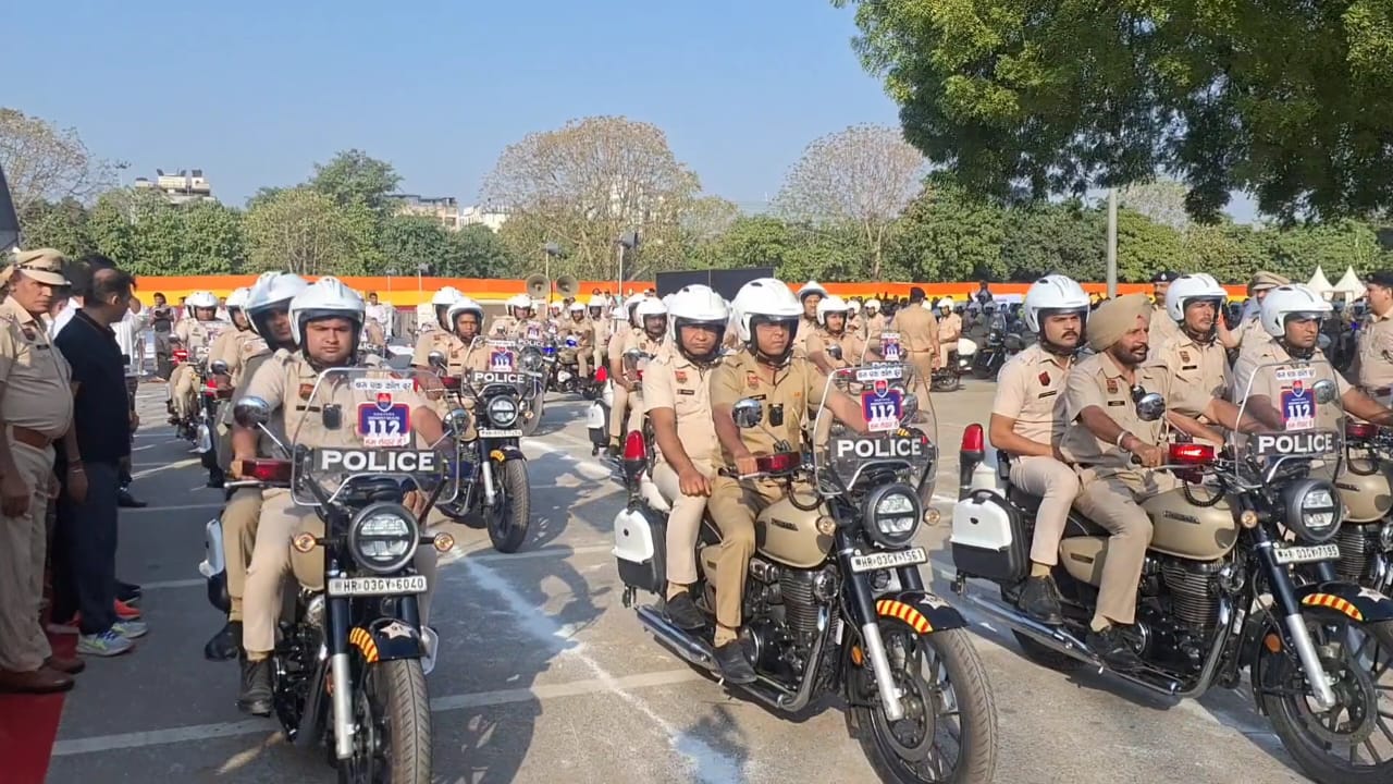गुरुग्राम में पुलिस के ईआरवी वाहन लेकर रवाना होते पुलिसकर्मी। गुरुग्राम में पुलिस के ईआरवी वाहन लेकर रवाना होते पुलिसकर्मी।