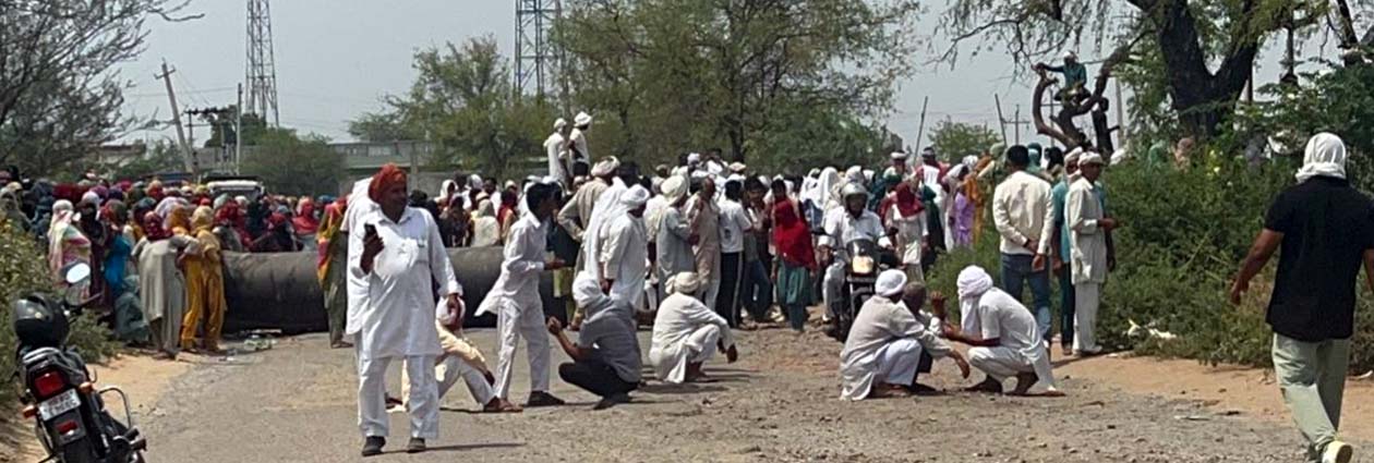 सड़क पर अवरोध डालकर सड़क जाम करते चानौत के ग्रामीण। सड़क पर अवरोध डालकर सड़क जाम करते चानौत के ग्रामीण।