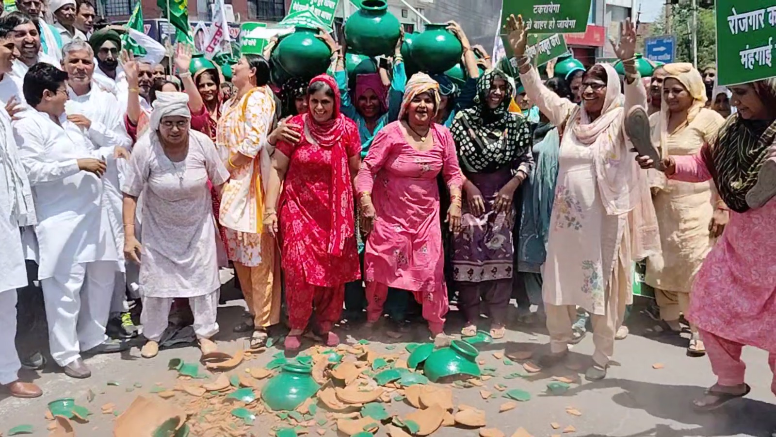 महंगाई के विराेध में पिहाेवा चाैक पर मटके फाेड़ कर विराेध जताते इनेलाे कार्यकर्ता महिलाएं