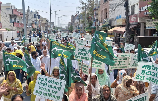सोनीपत:  महंगाई के विरोध में प्रदर्शन करते हुए इनेलो कार्यकर्ता