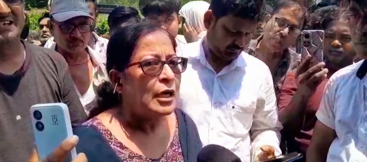 मीडिया से बात करती है शिल्पी चक्रवर्ती