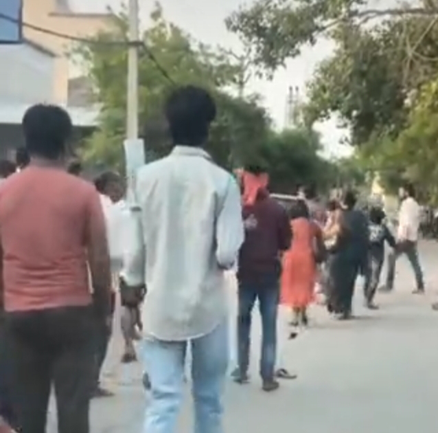 सड़क पर झगड़ा करते लोग