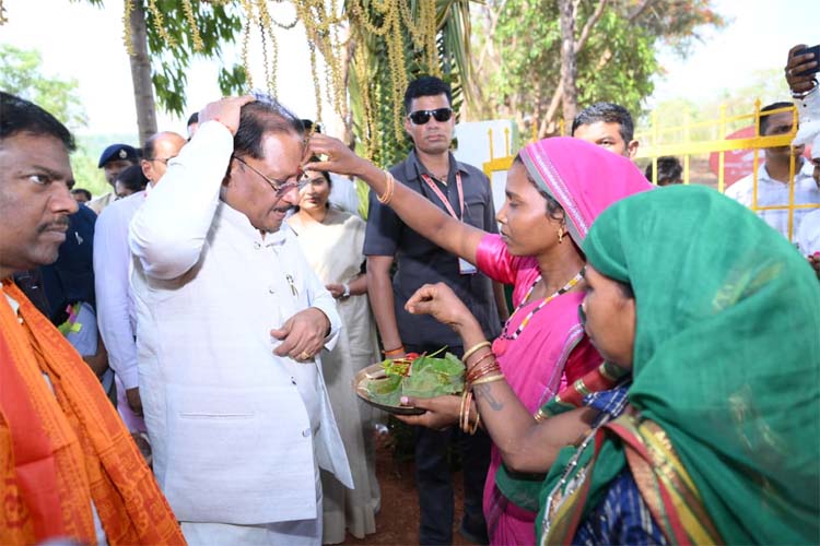 मुख्यमंत्री साय नारायणपुर जिले के अबूझमाड़  अंचल के गारपा में आयोजित जन चौपाल में ग्रामीणों से  आत्मीय संवाद करते हुए