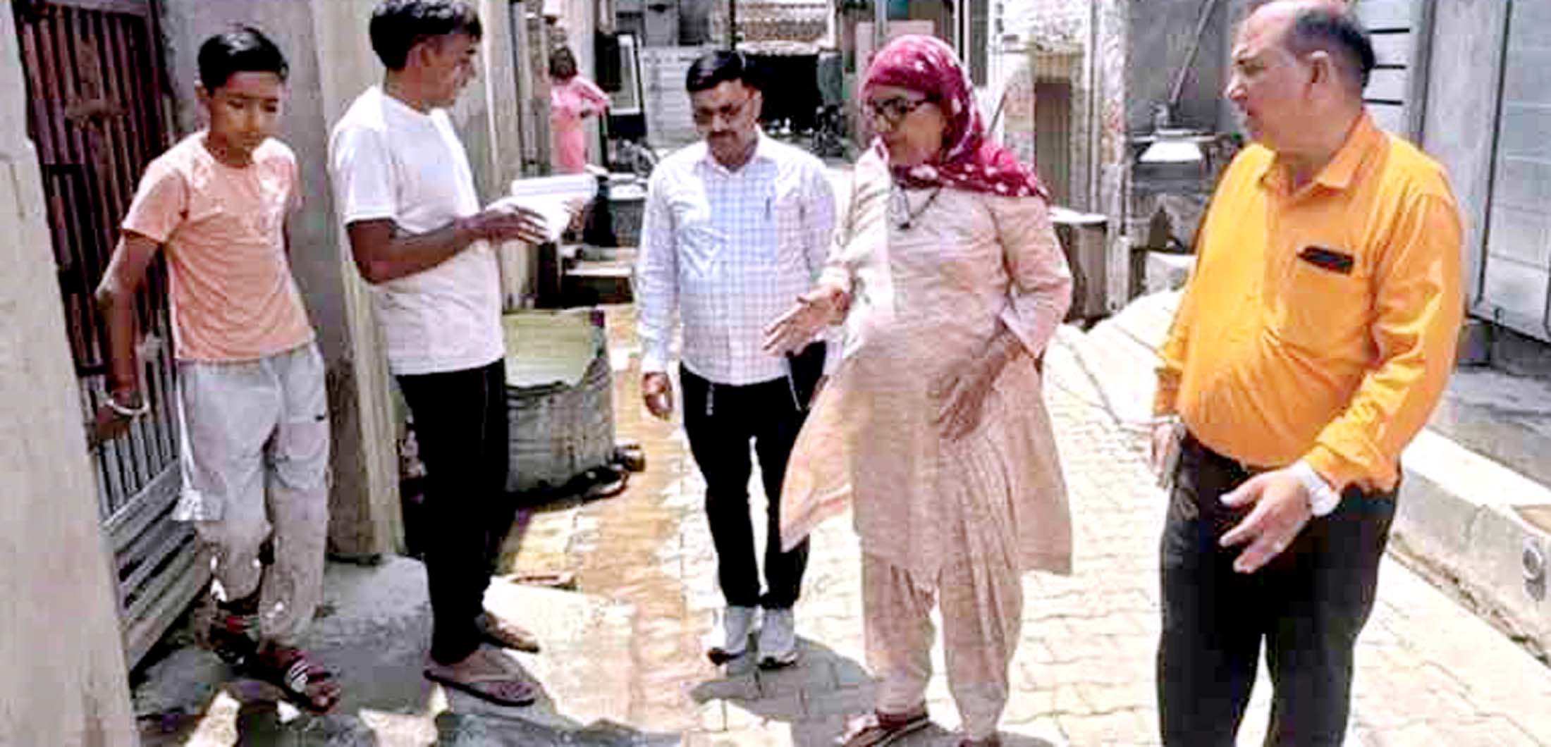 कनेक्शन जांचते हुए टीम।