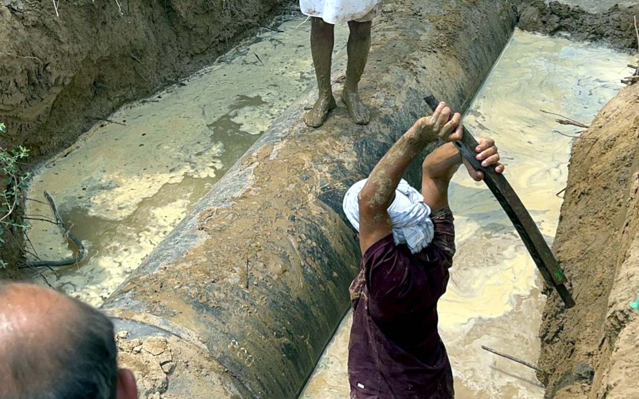 पेयजल आपूर्ति के लिए बिछाई जा रही पाइप लाइन को तोड़ने का प्रयास करता आंदोलनकारी। पेयजल आपूर्ति के लिए बिछाई जा रही पाइप लाइन को तोड़ने का प्रयास करता आंदोलनकारी।