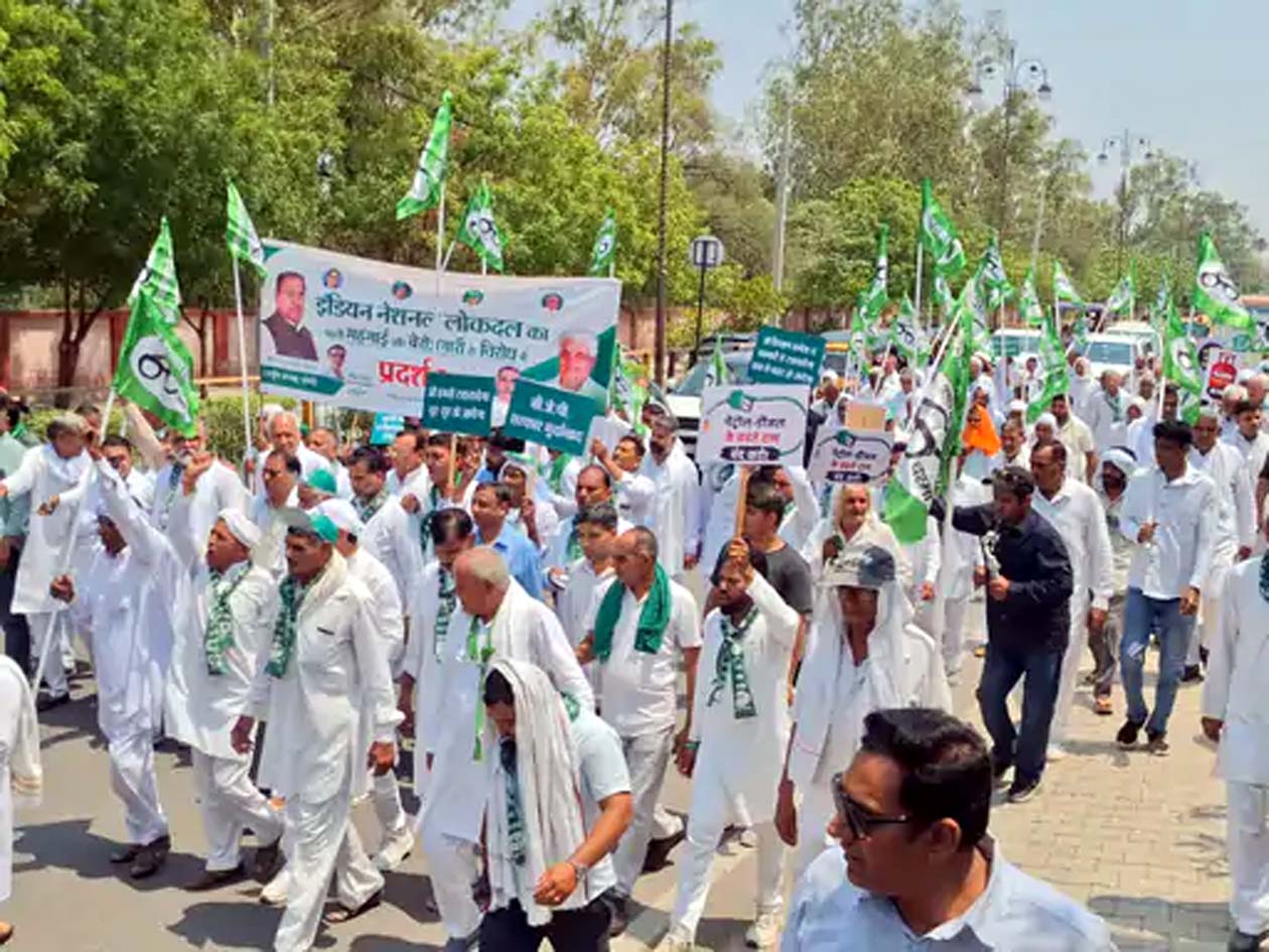 प्रदर्शन करते इनेलो पदाधिकारी व कार्यकर्ता।