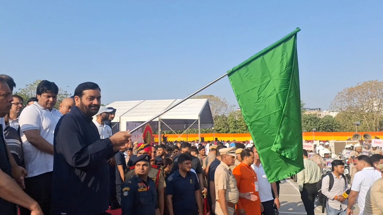 गुरुग्राम में पुलिस के ईआरवी वाहनों को झंडी दिखाकर रवाना करते मुख्यमंत्री नायब सिंह सैनी। गुरुग्राम में पुलिस के ईआरवी वाहनों को झंडी दिखाकर रवाना करते मुख्यमंत्री नायब सिंह सैनी।