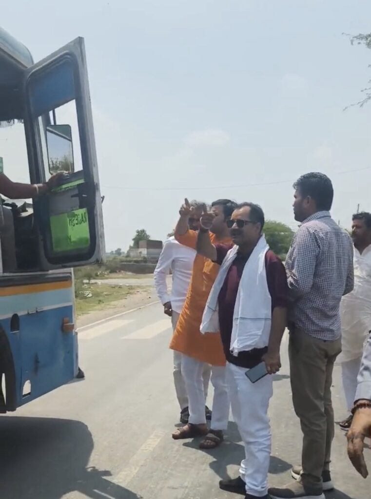 हरियाणा सरकार में खेल मंत्री गौरव गौतम रोजवेज के कर्मचारियों को फटकार लगाते हुए
