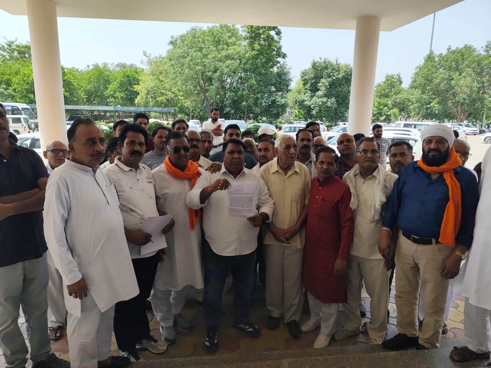 पाइप लाइन का काम शुरू करवाने की मांग को लेकर जिला सचिवालय में प्रदर्शन करते शहरवासी।
