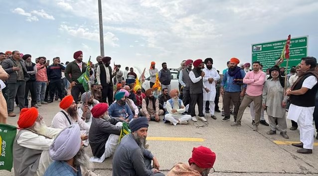 प्रदर्शन करते हुए