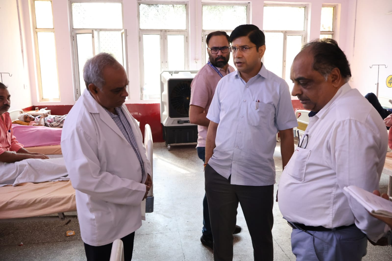 जिला चिकित्सालय का निरीक्षण करते जिलाधिकारी डा राजेंद्र पैंसिया।