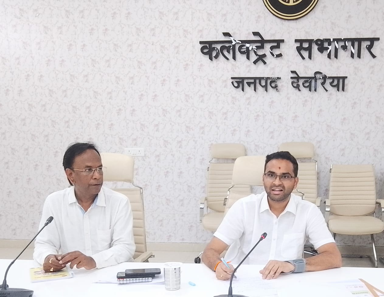फोटो जिलाधिकारी बैठक लेते