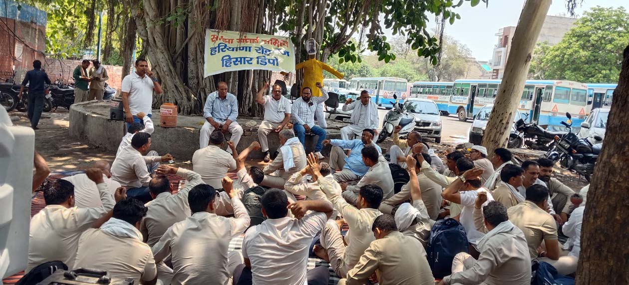 धरने को संबोधित करते पदाधिकारी। धरने को संबोधित करते पदाधिकारी।