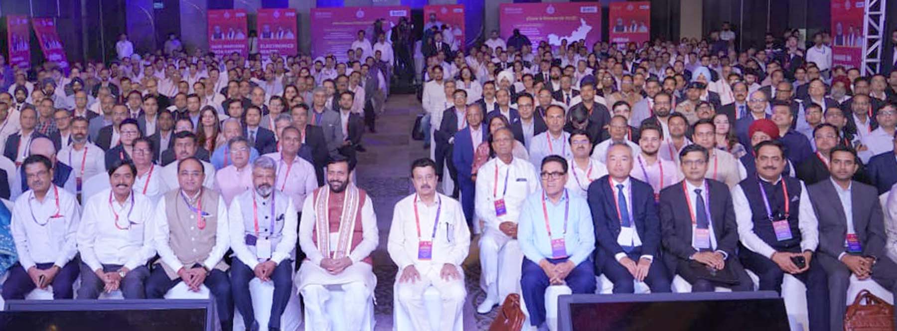 गुरुग्राम के ग्रैंड हयात होटल में मेक इन हरियाणा पॉलिसी 2026 व नो सेक्टोरल नीतियों की लांचिंग समारोह में निवेशकों व अन्य अतिथियों के साथ सामूहिक चित्र कराते मुख्यमंत्री नायब सिंह सैनी।