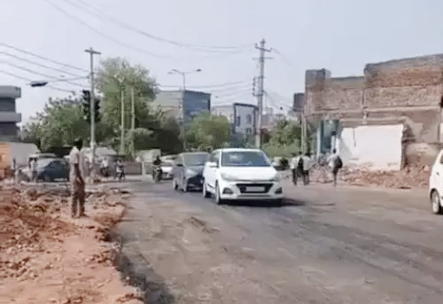 मस्जिद को हटाने के बाद रातों-रात बनकर तैयार हुए रोड़ से गुजरते वाहन।