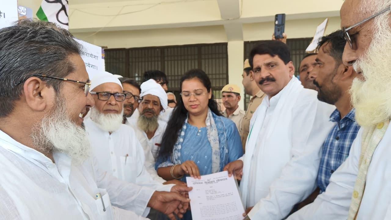 उपायुक्त नूंह के माध्यम से प्रधानमंत्री के नाम ज्ञापन सौंपते हुए ईंधन की बढ़ती कीमतों पर तत्काल रोक लगाने की मांग की गई।