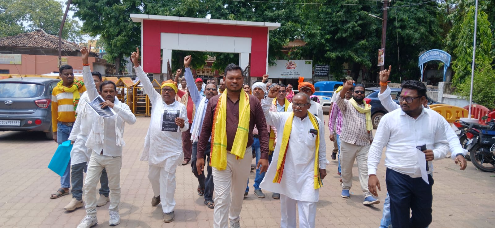 ज्ञापन सौंपने जाते हुए समाजजन।