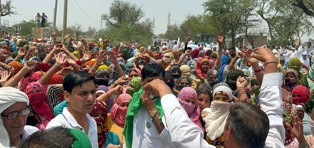 जाम के दौरान एकत्रित ग्रामीण। जाम के दौरान एकत्रित ग्रामीण।