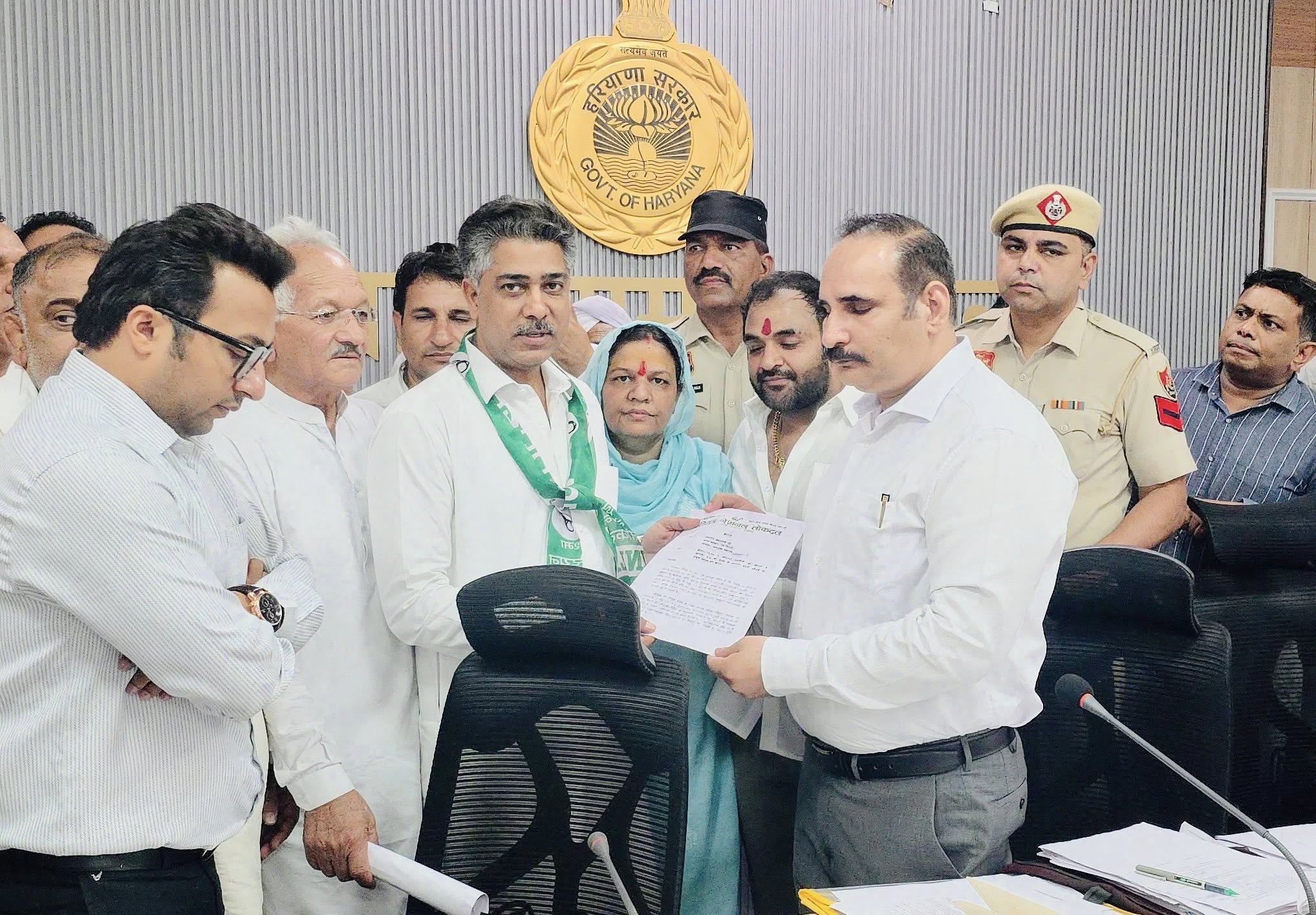 इनेला नेताओं के साथ विधायक अदित्य देवीवाल ने उपायुक्त को सौंपा ज्ञापन इनेला नेताओं के साथ विधायक अदित्य देवीवाल ने उपायुक्त को सौंपा ज्ञापन