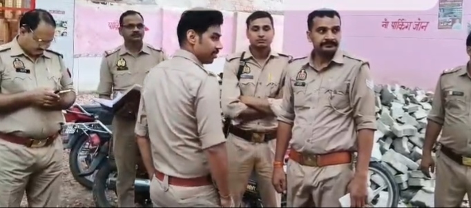 मौके पर मौजूद पुलिस बल मौके पर मौजूद पुलिस बल