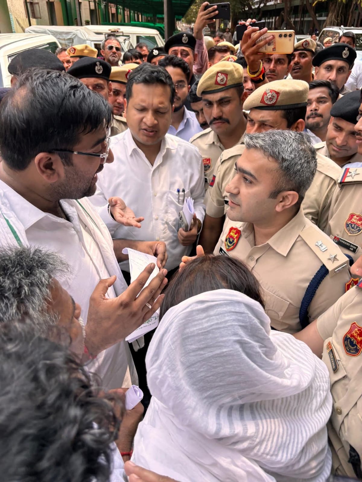 फोटो कैप्शनः 1 मंहगाई के विरोध में प्रदर्शन के दौरान पुलिस अधीक्षक से बहस करते विधायक अर्जुन चौटाला।