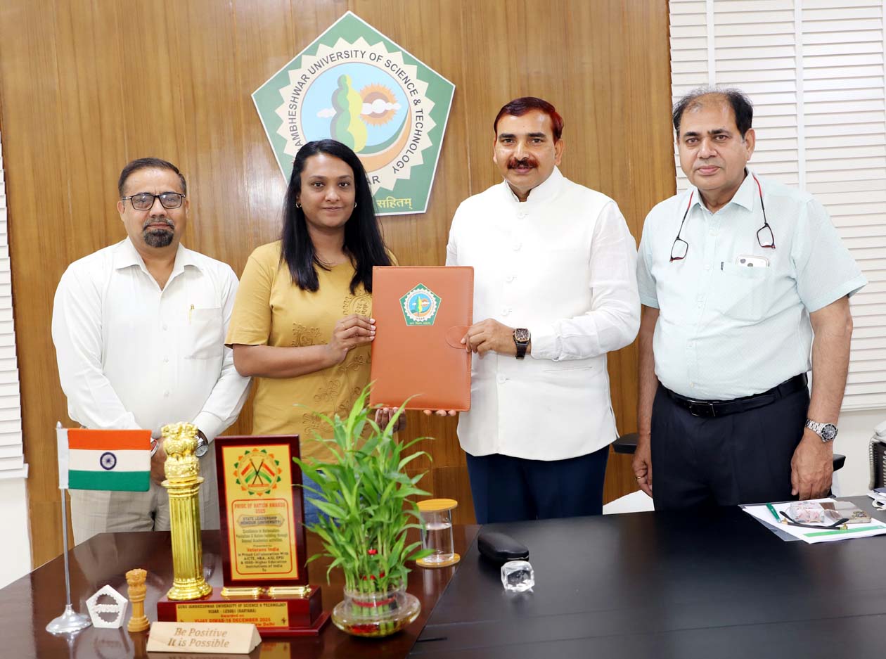 एमओयू का आदान-प्रदान करते कुलपति प्रो. नरसी राम बिश्नोई व यूनिवर्सिटी ऑफ मॉरीशस की प्रतिनिधि।
