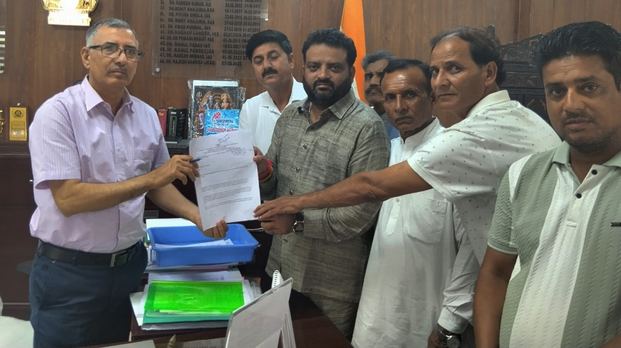 किसानों की समस्याओं को लेकर किसान कांग्रेस ने डीसी को सौंपा ज्ञापन किसानों की समस्याओं को लेकर किसान कांग्रेस ने डीसी को सौंपा ज्ञापन