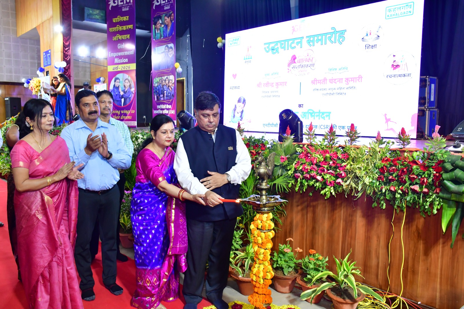 उद्घाटन करते अतिथि