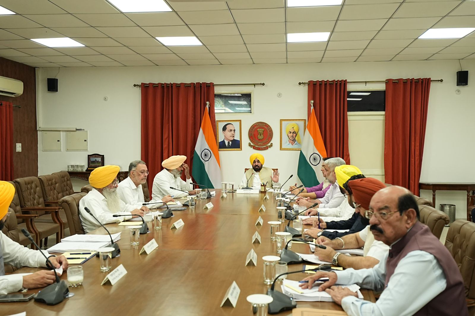 पंजाब के मुख्यमंत्री भगवंत मान मंत्रिमंडल की बैठक लेते हुए
