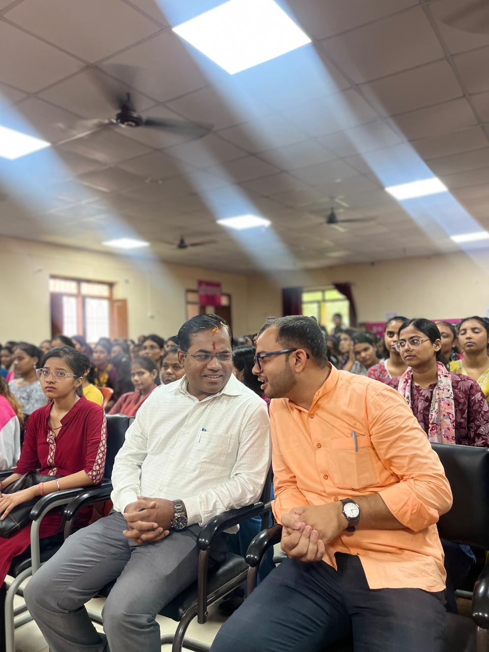 Baithak me upastith adhikari