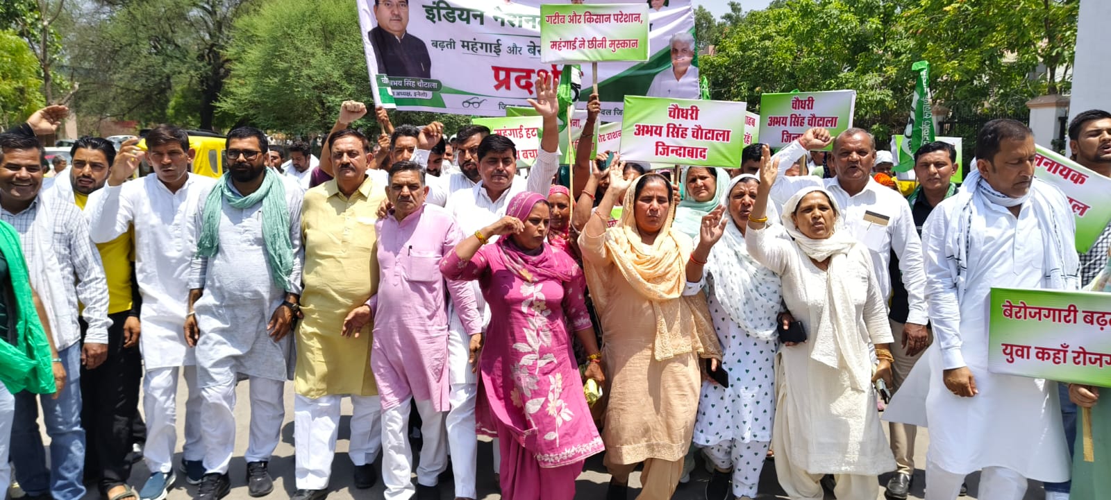 मांगों को लेकर प्रदर्शन करते हुए इनेलो कार्यकर्ता।
