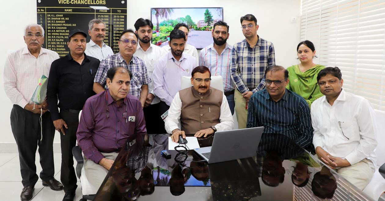दाखिला पोर्टल का उद्घाटन करते कुलपति प्रो. नरसी राम बिश्नोई।