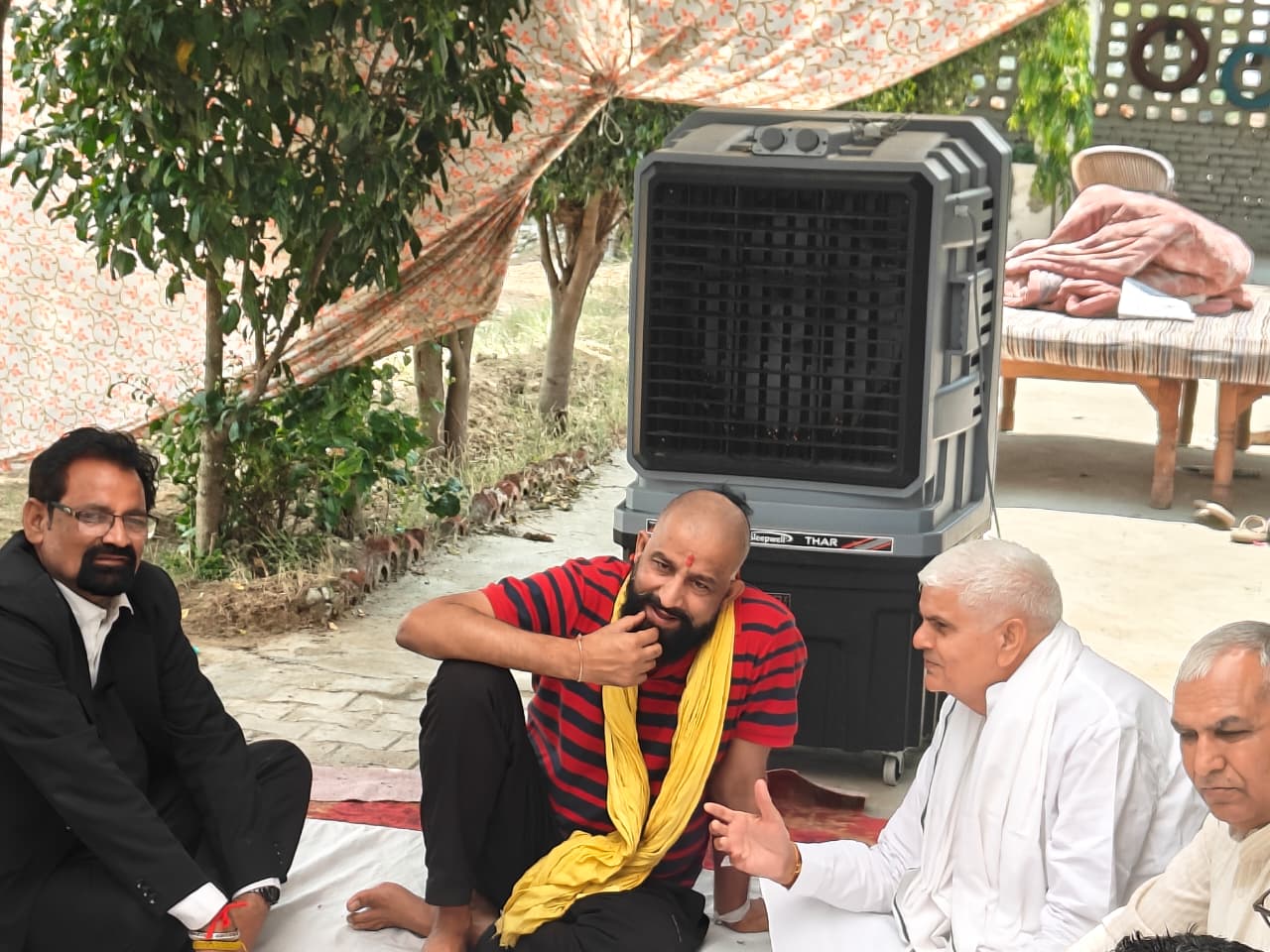 2आरटीकेः 3 गांव भैसरू कला में जयहिंद सेना प्रमुख नवीन के पिता के निधन पर शोक व्यक्त करते इनेलो के प्रदेश अध्यक्ष रामपाल माजरा -----------------