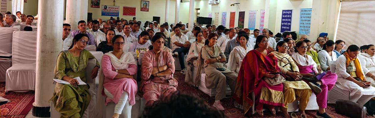 अध्यापक संघ के राज्य कौंसिल सम्मेलन में भाग लेते संगठन पदाधिकारी व अन्य संगठनों के सदस्य।